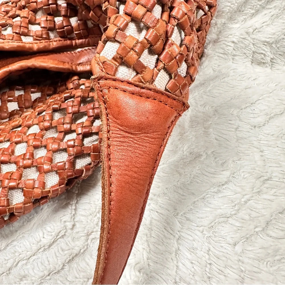 Marta Ponti Portugal | Large Rich Carmel Brown Genuine Woven Leather Hobo Bag - Picture 6 of 13